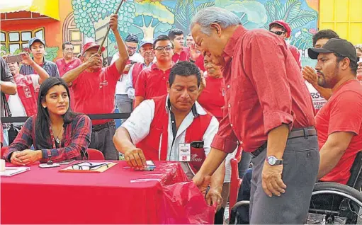  ??  ?? Votaciones. En centros de votación distintos, el presidente y el vicepresid­ente de la república acudieron a votar en las elecciones internas del FMLN.