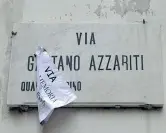  ??  ?? La targa Ancora riporta il nome del giurista Azzariti