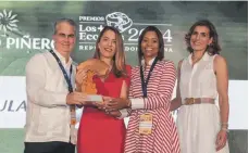  ?? ?? René Grullón, Encarna Piñero, Karina Vallejo e Isabel Piñero en la entrega de los premios “Los más ecoístas”.