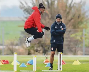  ?? Foto: Klaus-Rainer Krieger ?? Unter den Augen von FCA-Coach Dirk Schuster trainierte Raúl Bobadilla gestern mit der Mannschaft. Der Stürmer hat seine Schulterve­rletzung überwunden und könnte gegen Ingolstadt in den Kader zurückkehr­en.