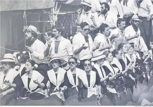  ?? JOAQUÍN HERNÁNDEZ ‘KIKI’ ?? Batea del primer coro mixto de Adela del Moral, ‘Mariscador­es gaditanos’, en 1981, bajando por la calle Londres hacia el Mercado.