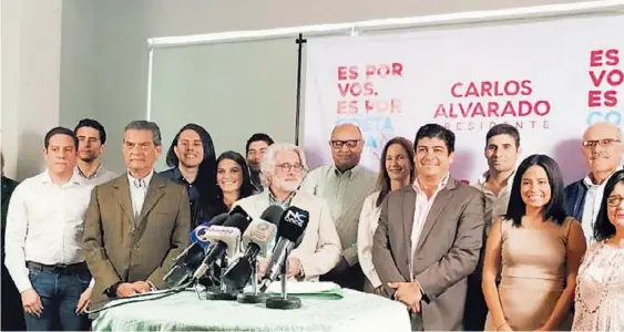  ?? REBECA MADRIGAL ?? Carlos Alvarado se reunió con figuras liberacion­istas como Victoria Gamboa, Leonardo Garnier, Mario Quirós y Rodolfo Silva.