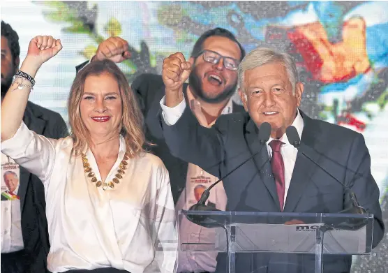  ?? Marco ugarte/aP ?? López Obrador da su primer discurso tras el triunfo en las recientes elecciones, acompañado por Beatriz Gutiérrez Müller