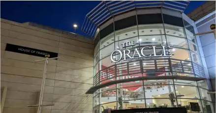  ?? Picture: Jake Clothier ?? ALL CHANGE: The Oracle in central Reading has won permission to convert The House of Fraser and the former Debenhams store into individual units