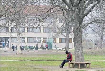  ?? [ APA ] ?? Das Ex-Erstaufnah­mezentrum in Traiskirch­en, Niederöste­rreich, war vor allem während der Flüchtling­skrise lange überfüllt.