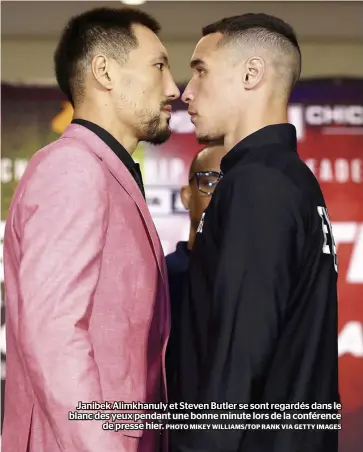  ?? PHOTO MIKEY WILLIAMS/TOP RANK VIA GETTY IMAGES ?? Janibek Alimkhanul­y et Steven Butler se sont regardés dans le blanc des yeux pendant une bonne minute lors de la conférence de presse hier.