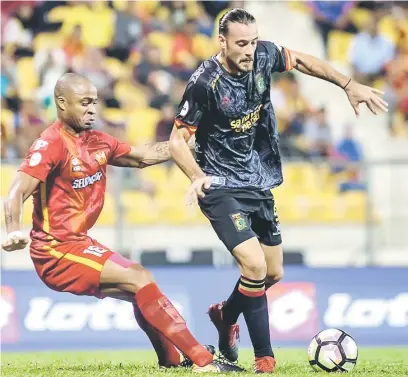  ?? Oleh Harry Ilias — Gambar Bernama ?? SENGIT: Roskam (tengah) dikawal ketat Ugochukwu (kiri) pada perlawanan Piala Malaysia di Stadium Majlis Perbandara­n Selayang.