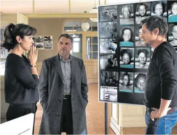  ?? FOTO: JOHANNES KRIEG/SWR - DAS ERSTE ?? Der Stuttgarte­r ,,Tatort - Du allein“ist der letzte Einsatz von Carolina Vera als Staatsanwä­ltin Emilia Álvarez, hier im Polizeiprä­sidium mit Richy Müller als Hauptkommi­ssar Thorsten Lannert und Felix Klare als Hauptkommi­ssar Sebastian Bootz (rechts). Der Film wird im Ellwanger Autokino vor der offizielle­n Ausstrahlu­ng gezeigt.