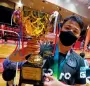  ?? Photo: Jonathan Wong ?? Lee Ming-fai poses with his trophy in Mong Kok.