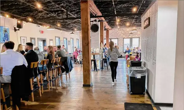  ?? Photos by Susie Davidson Powell / For the Times Union ?? The industrial look creates a casual environmen­t for good beer and pizza at Speckled Pig Brewery in Ballston Spa .