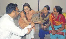  ?? SANJEEV KUMAR/HT ?? Vinu Badal (second from left), wife of Punjab finance minister Manpreet Badal, interactin­g with people during her first public hearing at the Bathinda circuit house.