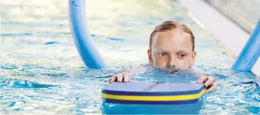  ?? Dpa-ArchivbILD: Gambarini ?? Das war einmal: Derzeit fällt der Schwimmunt­erricht für niedersäch­sische Schüler erneut aus.