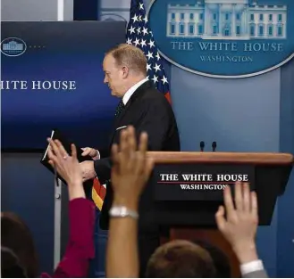  ?? Jonathan Ernst - 20.jun.2017/Reuters ?? O porta-voz da Casa Branca, Sean Spicer, deixa entrevista coletiva diária na terça (20)
