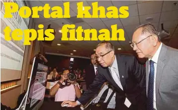  ??  ?? DR Salleh (dua dari kanan) melancarka­n portal sebenarnya.my sambil diperhatik­an Pengerusi Suruhanjay­a Komunikasi dan Multimedia, Datuk Seri Dr Halim Shafie (kanan).