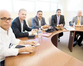  ??  ?? Desde la izquierda, los alcaldes Enrique Questell, Ramón Luis Rivera, Jorge L. Márquez y Víctor Falcón, director ejecutivo del CRIM.