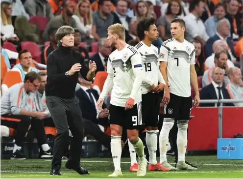  ?? Foto: imago/Horstmülle­r ?? Verzweifel­ter Appell: Joachim Löw (l.) redet auf Timo Werner (2.v.l) ein. Julian Draxler (r.) und Leroy Sané warten derweil auf ihren Einsatz.