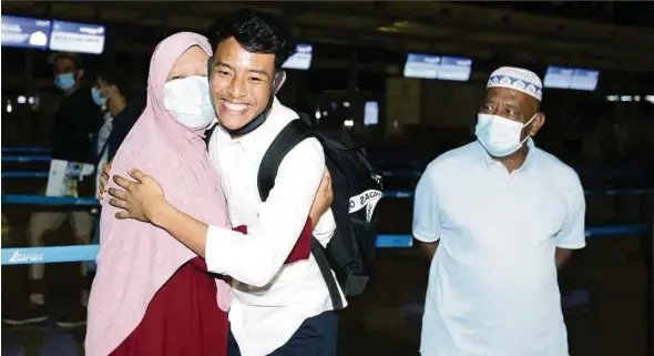  ?? (Foto Mohd Fadli Hamzah) ?? di Lapangan Terbang Antarabang­sa Kuala Lumpur sebelum berlepas ke Belgium, semalam.