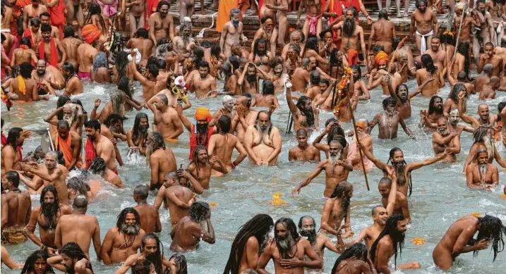  ?? Foto: Karma Sonam, dpa ?? Mitte April im indischen Haridwar: Gläubige nehmen anlässlich des Kumbh Mela, des größten religiösen Festes im Hinduismus, ein traditione­lles Bad im Ganges. Dessen Wasser wird als heilig angesehen. Wer darin badet, soll von Sünden befreit und der Erlösung im Nirwana ein Stück näher sein. Offiziell war die Teilnahme nur mit einem negativen Corona‰Test erlaubt.