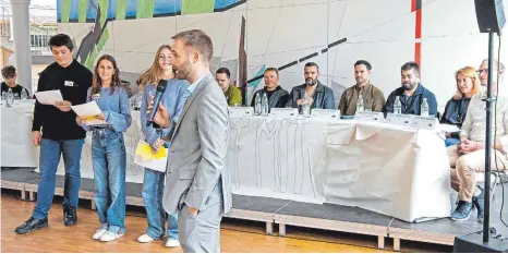  ?? FOTO: OLAF E. JAHNKE ?? Bei der Podiumsdis­kussion stellen sich Gemeindera­tskandidat­en den Fragen der Schülermod­eratoren. Bürgermeis­ter Daniel Enzensperg­er bringt sich ebenfalls ein.