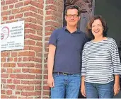  ?? RP-FOTO: RONGE ?? BIS-Leiter André Beermann und die erste Vorsitzend­e des Vereins, Inge Härtel, vor dem Büro der Selbsthilf­e-Kontaktste­lle an der Klosterstr­aße 5 in Brüggen.