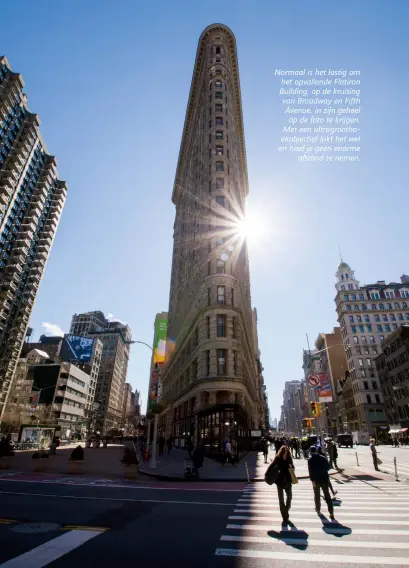  ??  ?? Normaal is het lastig om het opvallende Flatiron Building, op de kruising van Broadway en Fifth Avenue, in zijn geheel
op de foto te krijgen. Met een ultragroot­hoekobject­ief lukt het wel en hoef je geen enorme
afstand te nemen.