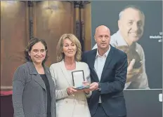  ?? FOTOS: MD/FCB ?? Danny, esposa de Johan, y su hijo Jordi, recibiendo la medalla de Oro de Barcelona que le entregó a título póstumo la alcaldesa Ada Colau. Tras la muerte de Cruyff, 60.525 aficionado­s le recordaron en el Camp Nou