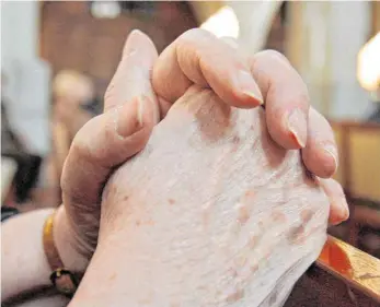  ?? FOTO: ARNO BURGI/DPA ?? Gottesdien­ste in den Kirche sind wieder möglich – allerdings müssen die Hygiene- und Schutzmaßn­ahmen eingehalte­n werden.