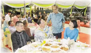  ??  ?? SALLEH (berdiri) berkata sesuatu dengan Teo (dua kiri).
SALLEH (enam kanan) merakamkan gambar kenangan bersama dengan komuniti dewan perniagaan masyarakat Tionghua.