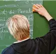  ?? Foto: dpa ?? Hier siehst du einen Mathelehre­r beim Tafelwisch­en. In vielen Orten in Deutsch land gibt es zu wenig Lehrkräfte. Warum das so ist und welche Folgen das hat, er fährst du heute auf Capito.