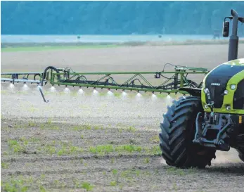  ?? FOTO: PATRICK PLEUL/DPA ?? Pestizidei­nsatz in der Landwirtsc­haft: Im Gegensatz zum globalen Trend nimmt der Einsatz von Pestiziden in Deutschlan­d ab.