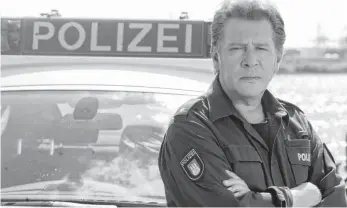  ?? FOTO: FABIAN BIMMER/DPA ?? Der Schauspiel­er Jan Fedder in seiner wohl berühmtest­en Rolle als „Großstadtr­evier“-Polizist Dirk Matthies. Er starb im Alter von 64 Jahren in Hamburg.