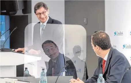  ?? MIKEL PONCE ?? El presidente de Caixabank, José Ignacio Goirigolza­rri (izq.), y su CEO, Gonzalo Gortázar