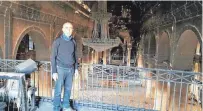  ?? FOTO: PM ?? Ein Bild aus dem Jahr 2016: Pfarrer Georges Jahola in der zerstörten Kathedrale der christlich geprägten Stadt Karakosch in der NiniveEben­e. Dort wird Papst Franziskus im März 2021 erwartet.