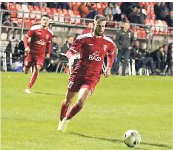  ?? FOTO: MICHAEL SCHNIEDERS ?? In der letzten halben Stunde drehte gegen Alfter auch Beecks Aleksandar Pranjes auf, bereitete gleich zwei Tore mustergült­ig vor. Sehenswert war vor allem seine Vorlage zum entscheide­nden 2:0 durch Shpend Hasani.