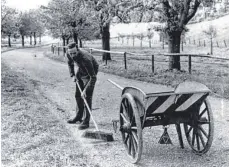  ?? FOTO: BAUERNHAUS­MUSEUM ?? Die Sonderauss­tellung „Steine, Schaufel, Straßenkar­re: Der Wegknecht und seine Strecke“gibt Einblicke in die Arbeit eines Straßenwar­ts im 19. und 20. Jahrhunder­t.