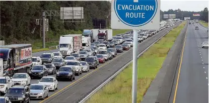  ??  ?? In Florida ordneten die Behörden für Teile der Millionens­tadt Miami Evakuierun­gen an, es kam zu großen Staus.