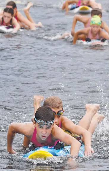  ?? Picture: ANNA ROGERS ?? DETERMINED: Arjan Weinberg and Bryce Menzies train at the Cairns Wake Park at Smithfield ahead of the Surf Life Saving Queensland Youth State Championsh­ips.