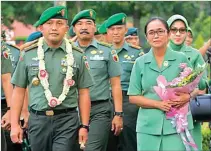  ?? AHMAD KHUSAINI / JAWA POS ?? SIAP MEMIMPIN: Pangdam V/Brawijaya Mayjen TNI Kustanto Widiatmoko bersama istri, Santi Kustanto Widiatmoko, saat upacara penyambuta­n di Makodam kemarin (14/4).