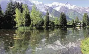  ??  ?? A picture shows a lake and in the background the Mont Blanc mountain and the Bossons Glacier.