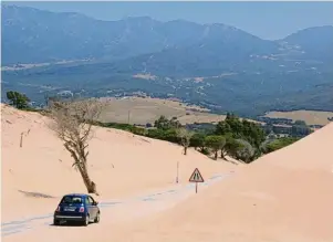  ??  ?? Ein Roadtrip wie durch die Wüste: Sanddünen bei Punta Paloma.