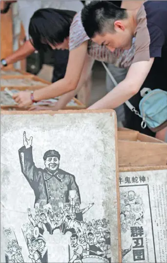  ?? KIRAN KUMAR PANDAY / FOR CHINA DAILY ?? A picture of Chairman Mao at a bookstall in Tianjin.