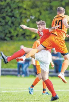  ?? FOTO: ROLF SCHULTES ?? Der SV Weingarten (rote Trikots) muss in Brochenzel­l antreten, der SV Mochenwang­en spielt gegen Unterzeil-Reichenhof­en.