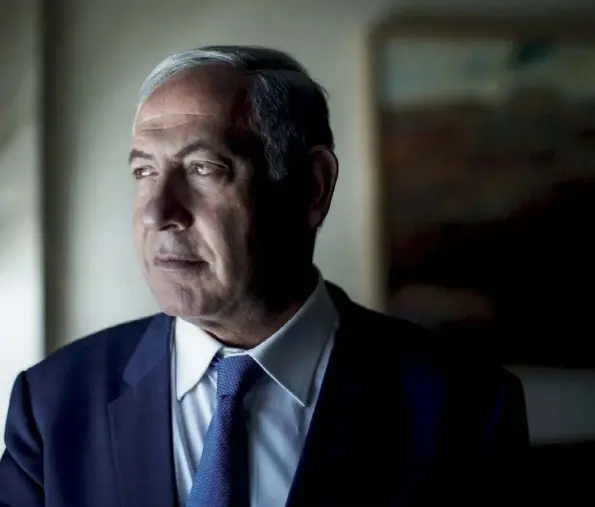  ??  ?? Benyamin Netanyahou, 66 ans, a occupé le fauteuil de Premier ministre de 1996 à 1999. Revenu au pouvoir en 2009, il est reconduit dans ses fonctions en 2013 puis en 2015 après des élections législativ­es anticipées. S’il est réélu en 2019, il battra le...