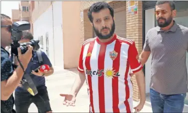  ??  ?? Turki Al Sheik, jeque y dueño del Almería, el día de su presentaci­ón como propietari­o del club.