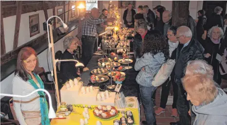  ?? FOTO: WEBER ?? Tausende Besucher strömten beim 40. Ostereierm­arkt ins Wangener Rathaus, um die Kunstwerke zu bestaunen.