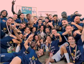  ?? LAPRESSE ?? Il Parma festeggia in mezzo al campo con la coppa che celebra la promozione