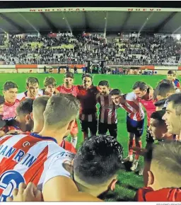  ?? ERASMO FENOY ?? Los jugadores del Algeciras hacen una piña en el Nuevo Mirador.