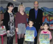  ??  ?? Valérie Bouron, Muriel Roullet et Jean-Paul Joseph ont remis les livres aux délégués de classe.