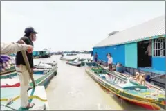  ?? SOK TOUCH VIA FACEBOOK ?? officers stop an illegal fishing boat on the Tonle Sap Lake on Tuesday.