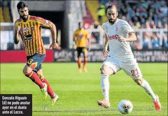  ?? Foto: AFP ?? Gonzalo Higuaín (d) no pudo anotar ayer en el duelo ante el Lecce.